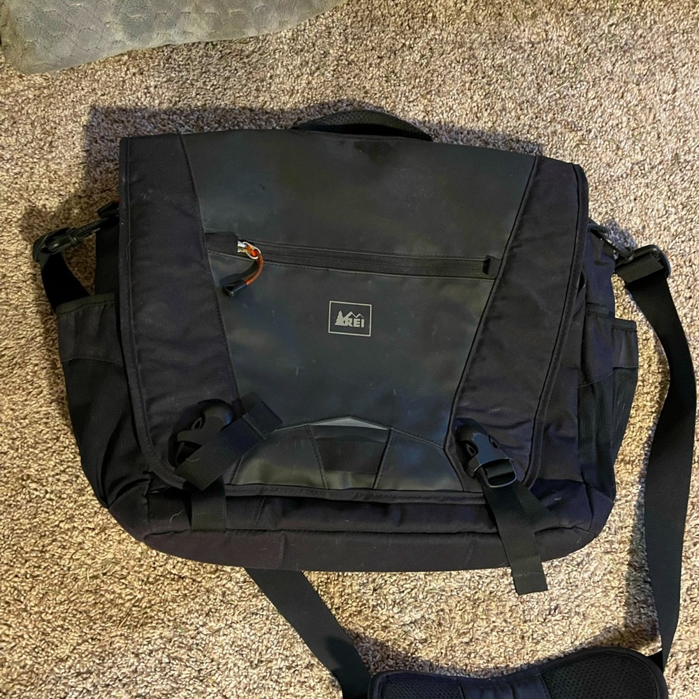REI computer messenger bag